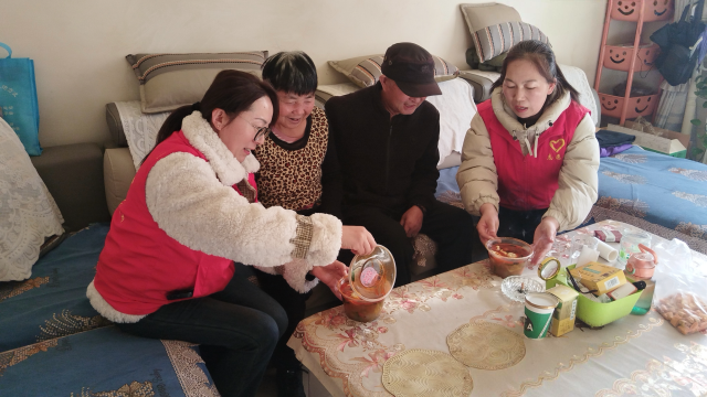 社區(qū)“暖心送餃小分隊(duì)”為空巢老人送冬至餃子