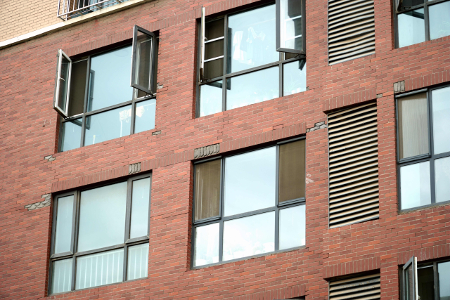 住房滲水壁布發(fā)霉，房屋漏雨到底由誰(shuí)擔(dān)責(zé)？