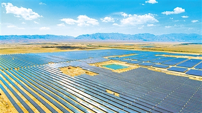     藍(lán)色——藍(lán)天白云下，賀蘭山下成片的光伏板匯聚成藍(lán)色的海洋。我區(qū)新能源裝機(jī)容量突破3000萬(wàn)千瓦，成為第一大電源，2022年綠電交易規(guī)模位居國(guó)網(wǎng)第一。                                                                                             本報(bào)記者 馬楠 攝