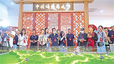     8月24日，記者一行走進“中國瑤醫(yī)藥之鄉(xiāng)”廣西來賓市金秀瑤族自治縣。