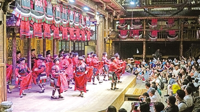     8月27日，在廣西桂林市龍勝各族自治縣龍脊鎮(zhèn)黃洛瑤寨，紅瑤姑娘表演曬紅衣，紅瑤梳長發(fā)等特色活動。黃洛瑤寨共有83戶，348人，獲評“首批中國少數民族特色村寨”。