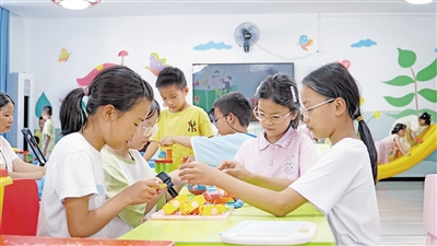     柳州市三江侗族自治縣古宜鎮(zhèn)南站社區(qū)兒童活動室，小朋友在玩游戲。